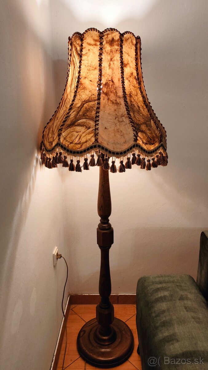 Predám starožitnú stojacu lampu