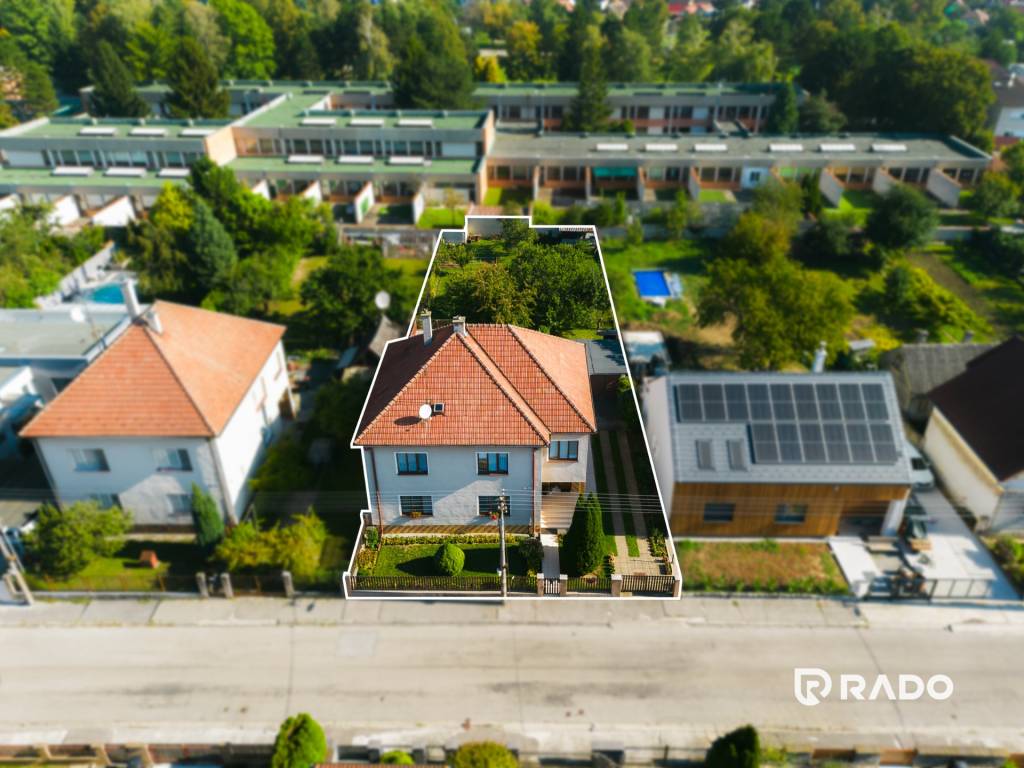 RADO | 8i RD s dvoma garážami a záhradou 974m2 | Zlatovce