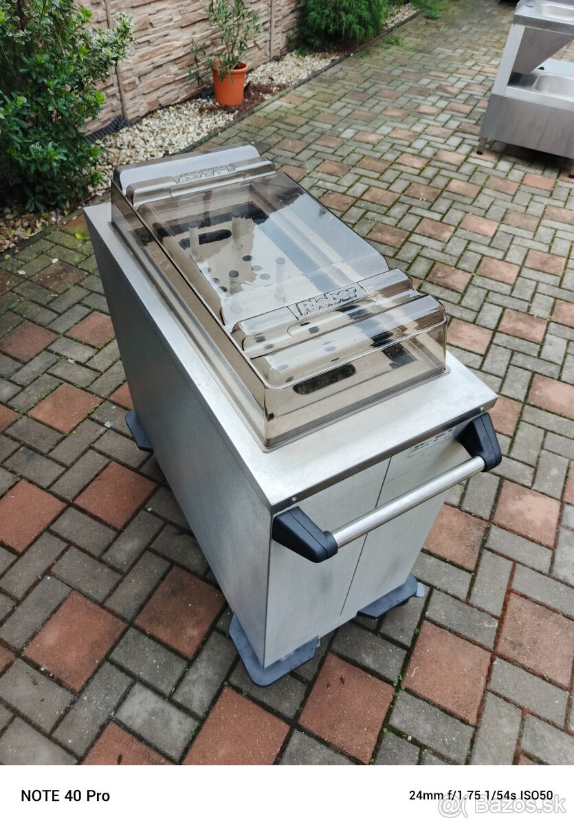 Nerezový vozík na taniere