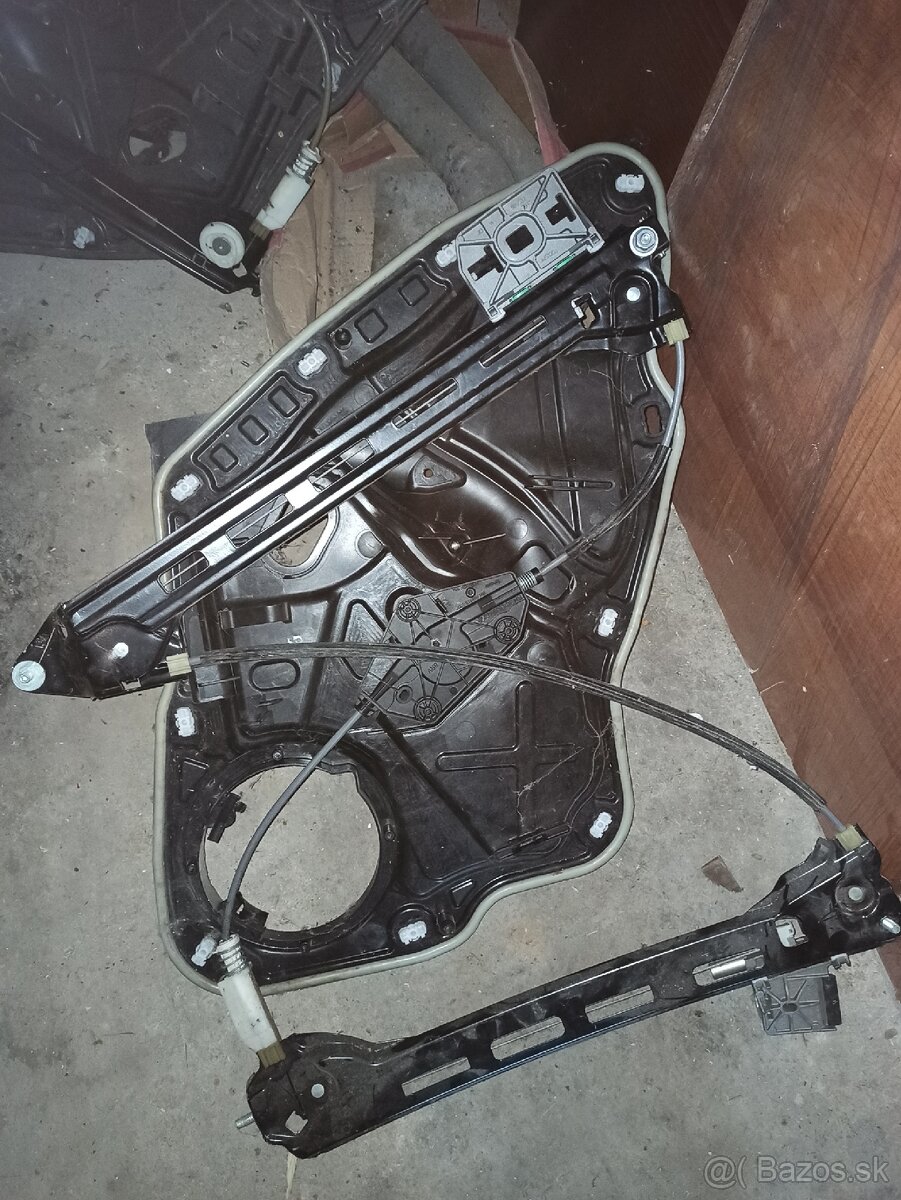 Sťahovacia lišta zadných okien VW CC