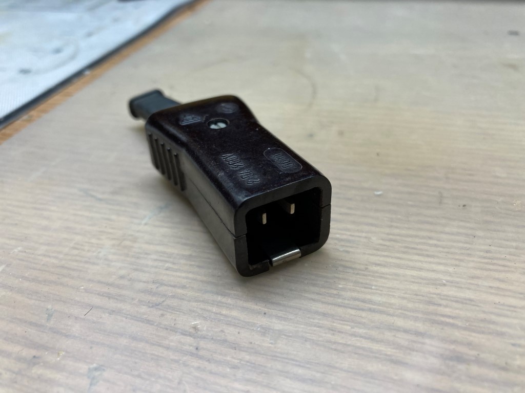 Predám konektor Tesla REMOS 5611