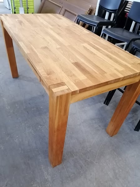 kuchynsky stol masiv