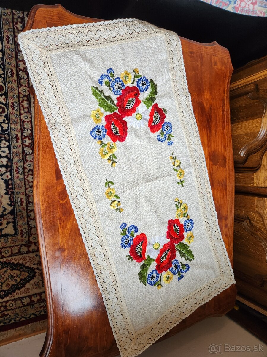 Krásna krémová štóla s výšivkou makov, nevädzami 45x85