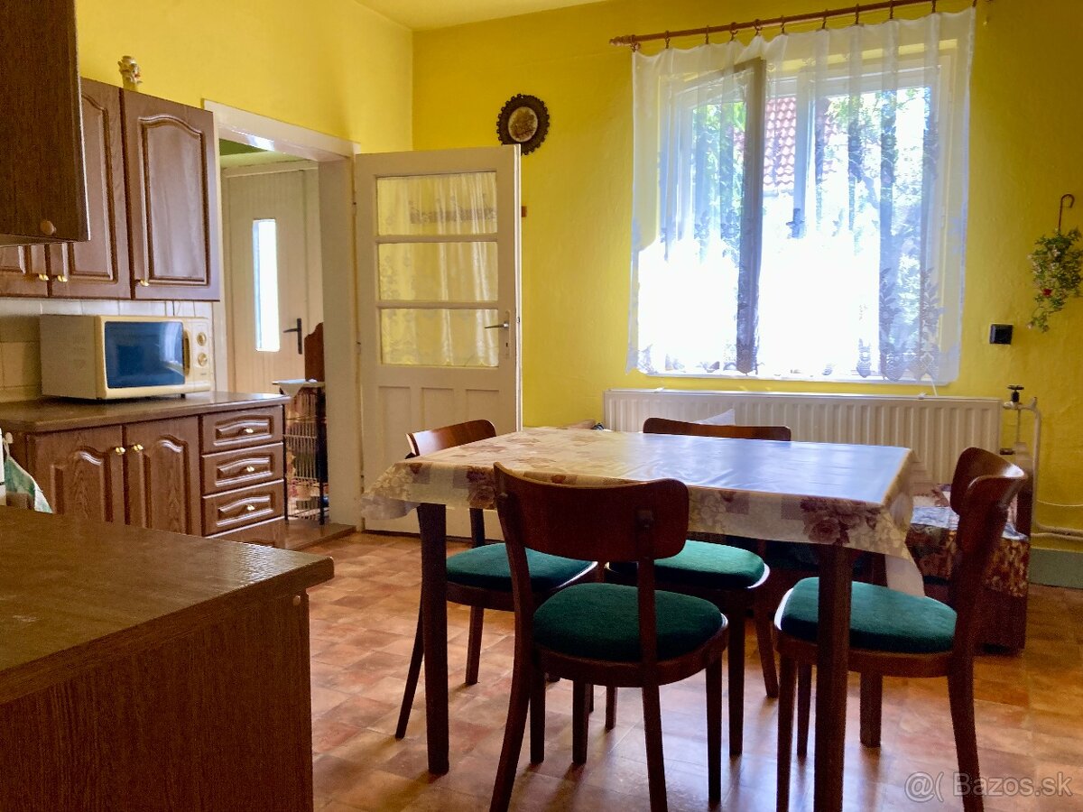 Rodinný dom s veľkou záhradou /1054 m2/, Kolárovo