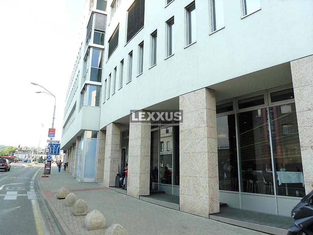 I obchodné priestory s veľkými výkladmi, úzke centrum BA