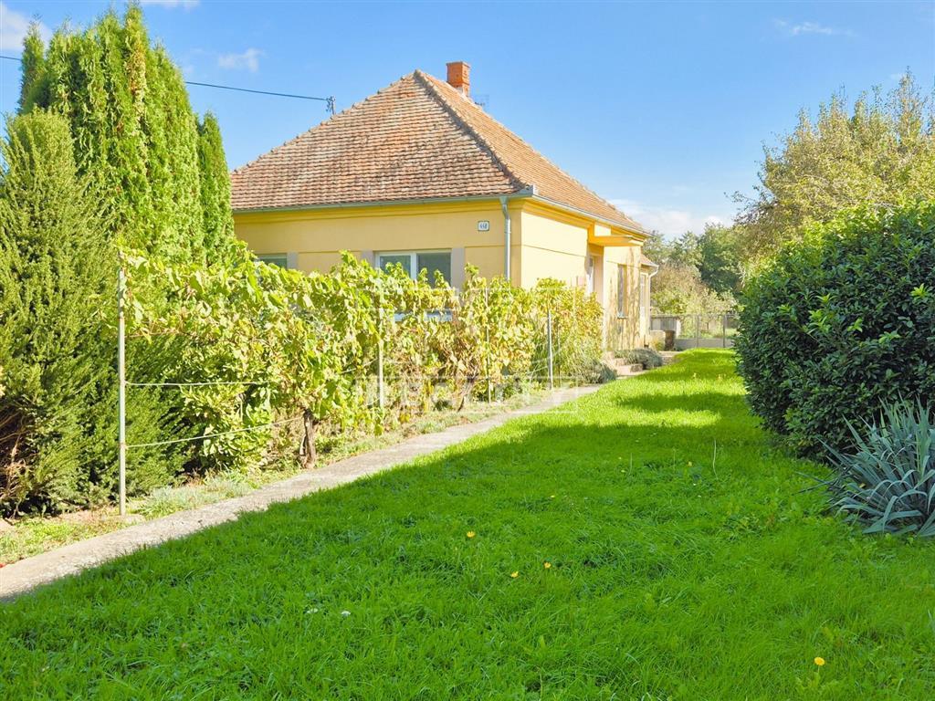 Znížená cena. Na predaj rodinný dom s veľkým pozemkom v...