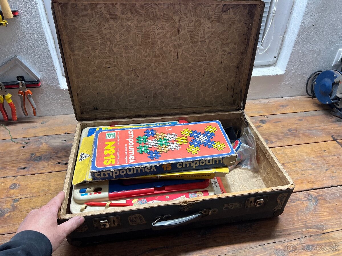 Predám kufor so starými spoločenskými hrami