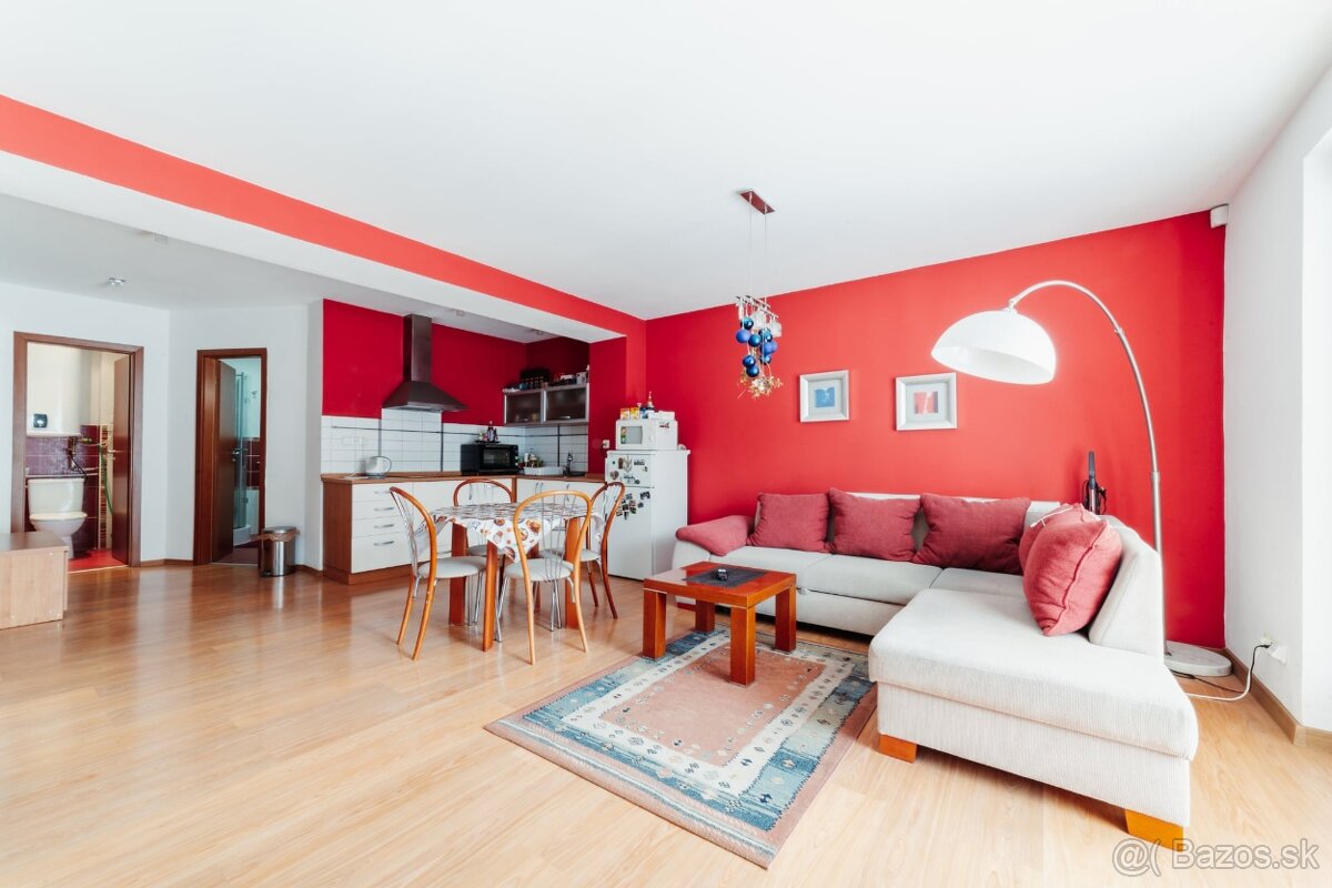 Priestranný 2 izbový byt - s veľkoformátovími oknami