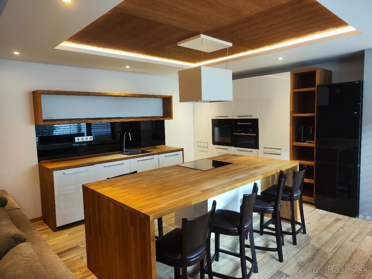 Kuchynská linka masív komplet spotrebiče top stav