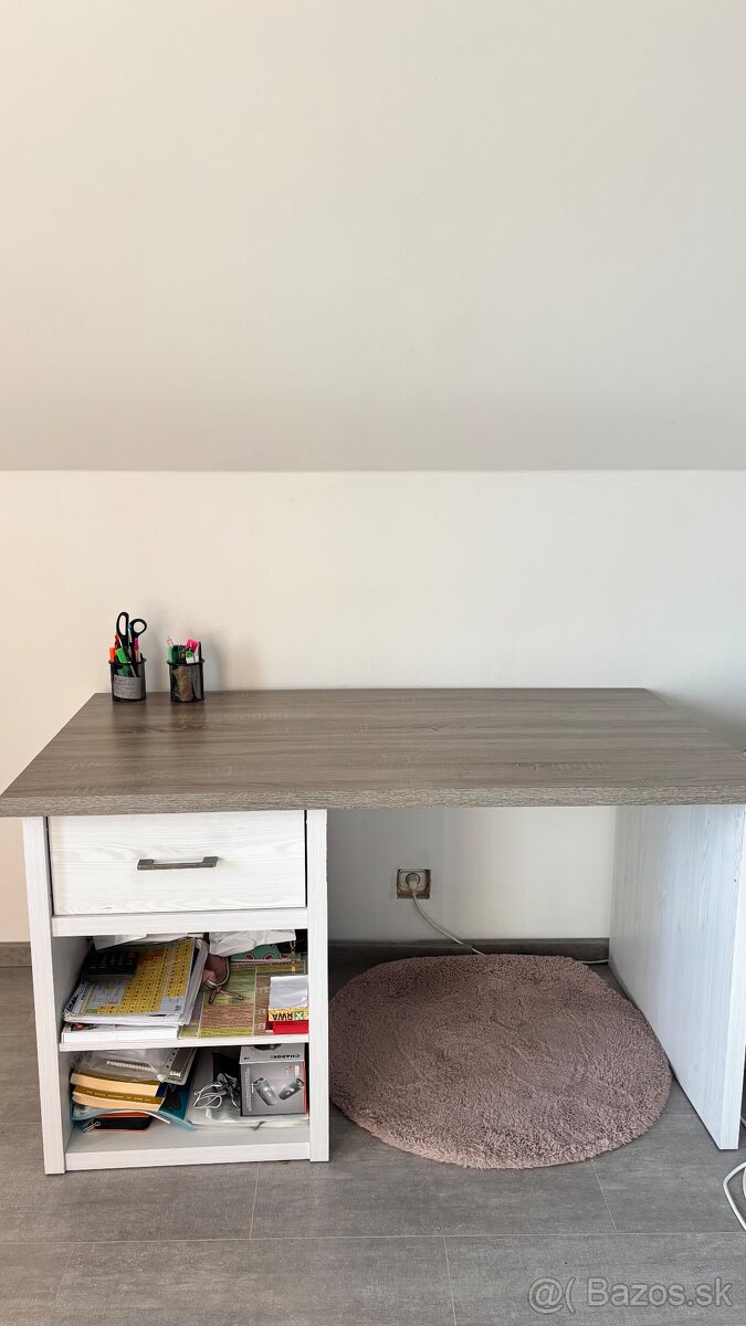 Študentský písací stôl