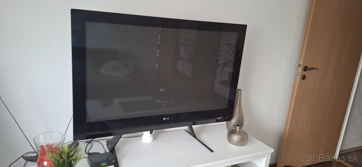 Predam tv lg dialkovy ovládaním veľký 120cm