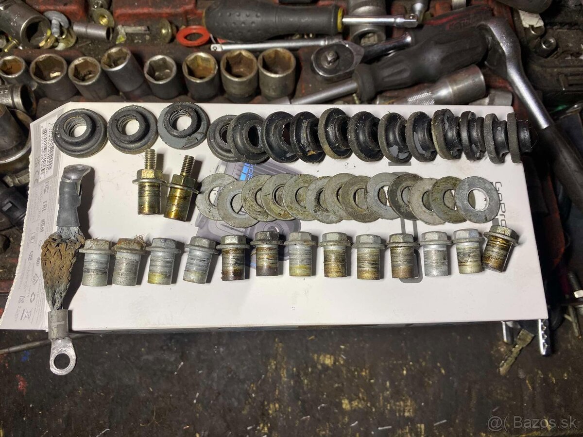 Predám sadu šróbov a podložiek na veko ventilov BMW e36 320i