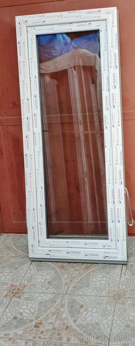Predám plastove biele okno 65cm x 155 cm trojsklo a 83 x134