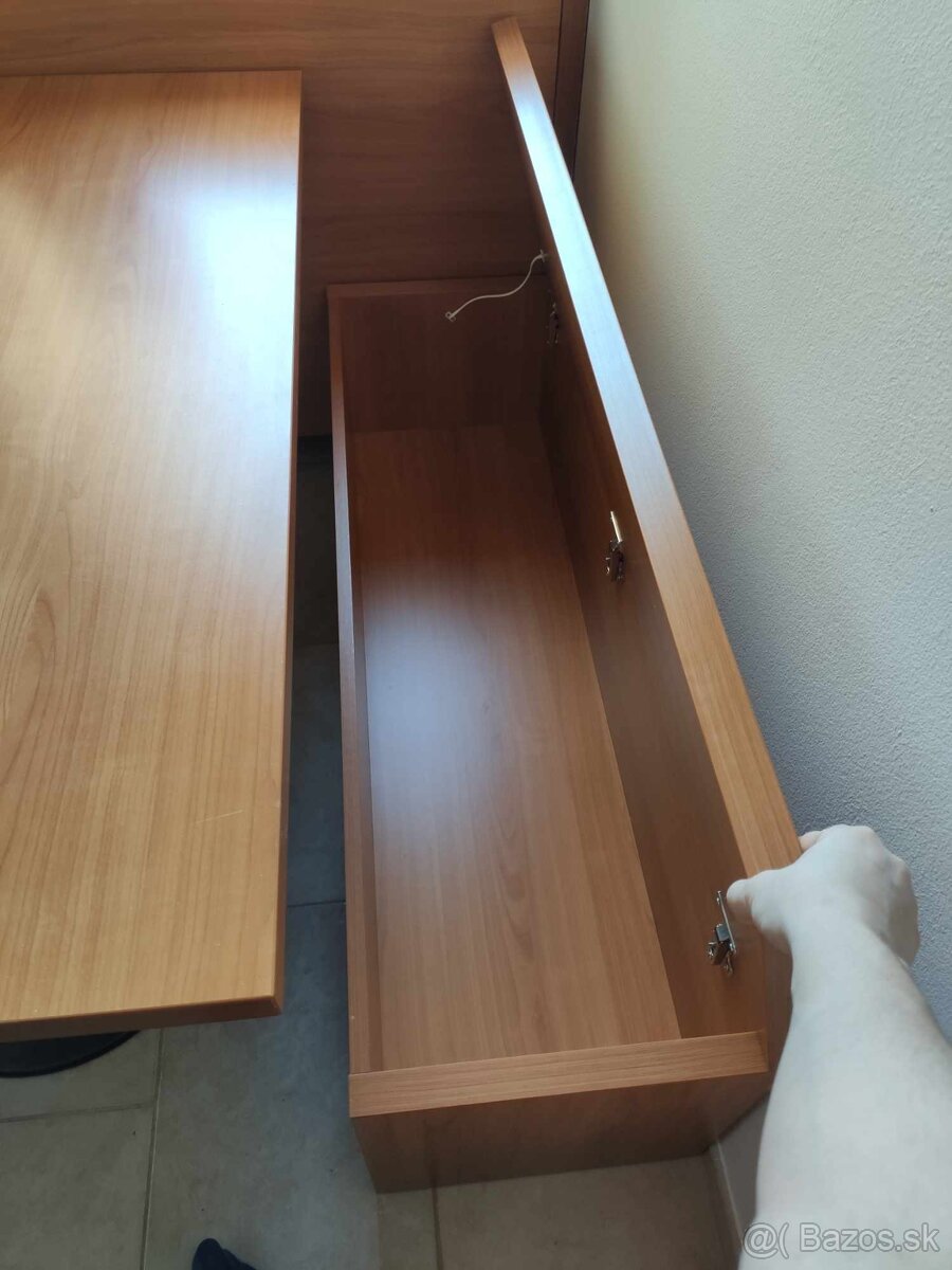Predám kuchynský stôl a dve lavice