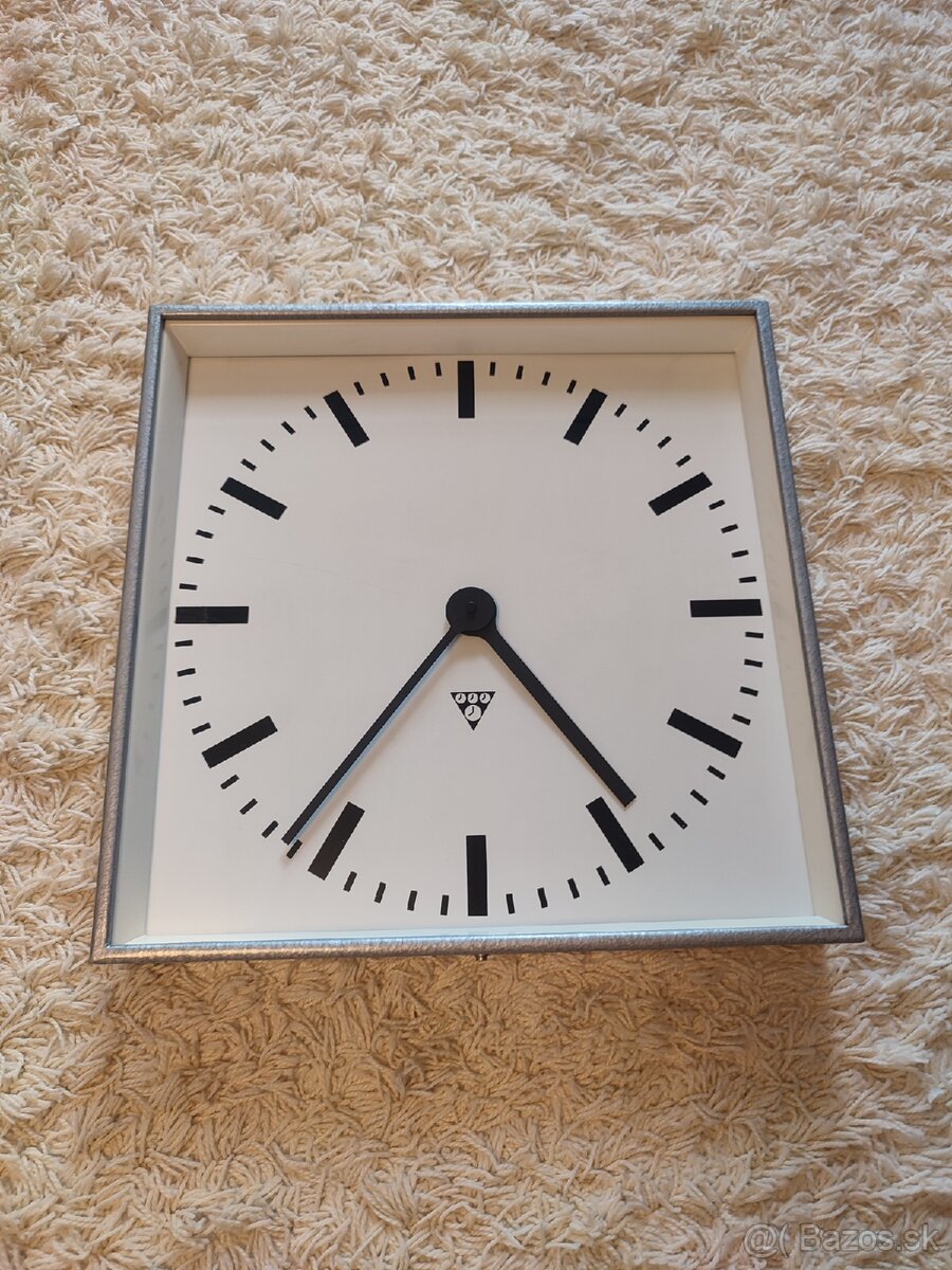 Pragotron C401 hodiny