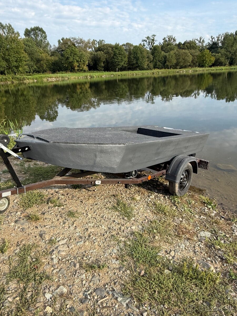 Hliníkový čln + prívesný vozík s ŠPZ