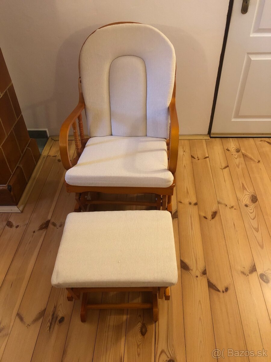 Hojdacie kreslo s podnožkov