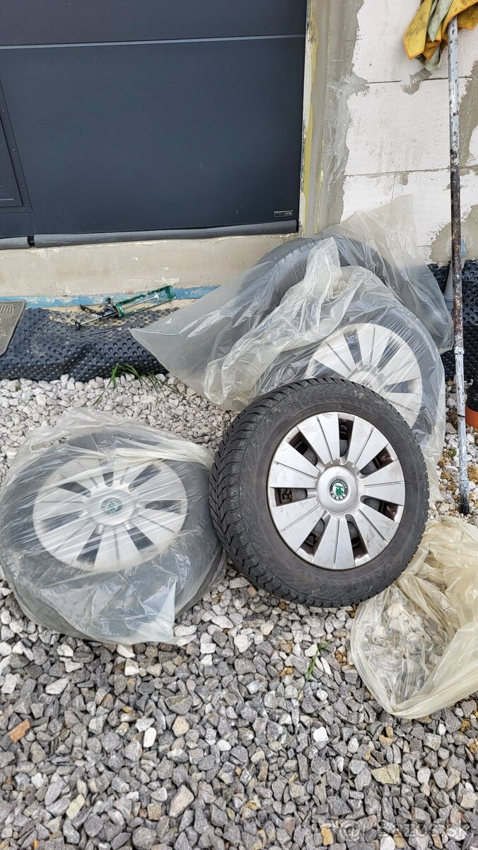 Fabia 1 plechove disky so zimnymi pneu a original puklicami