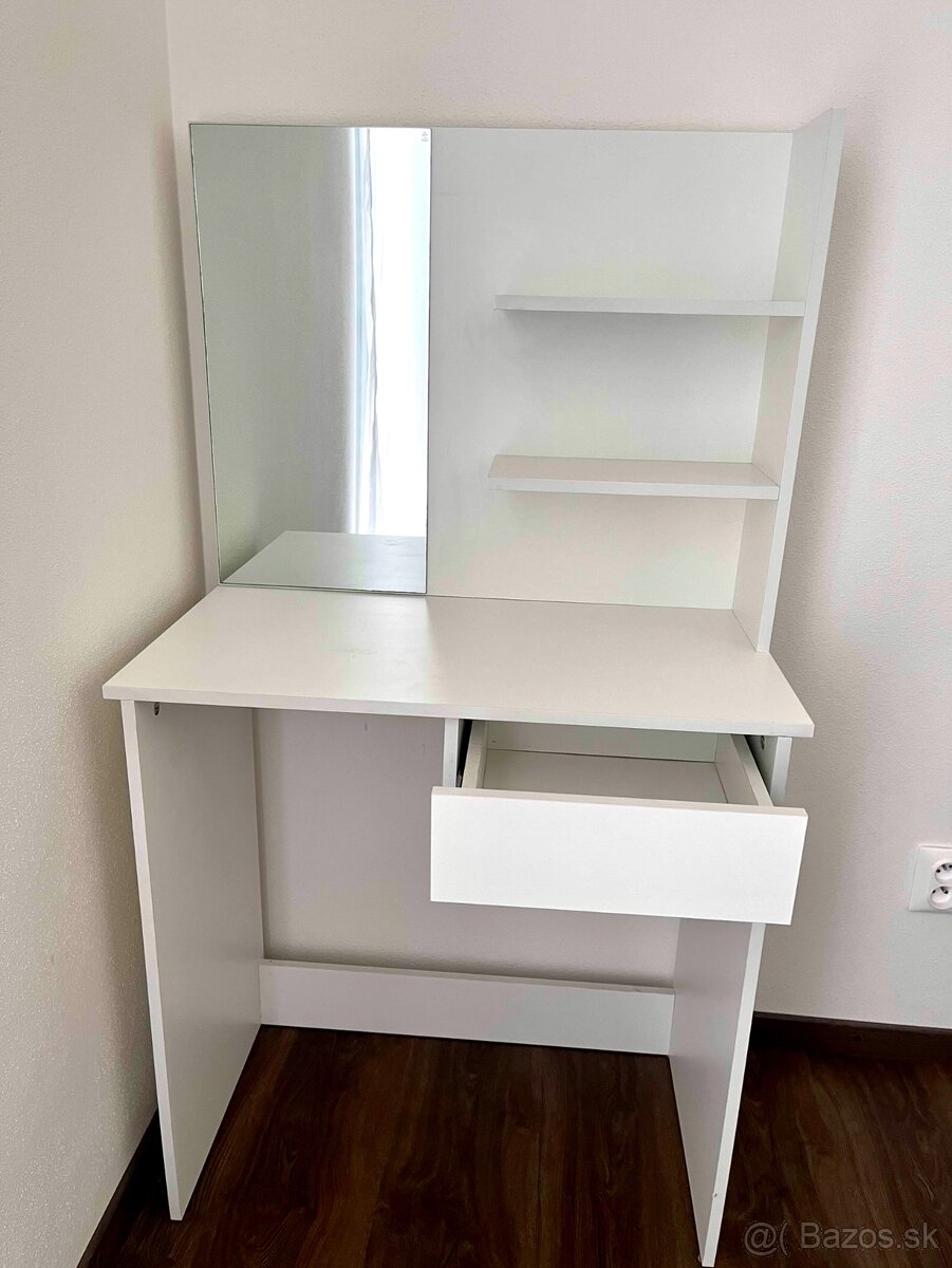 Kozmetický stolík
