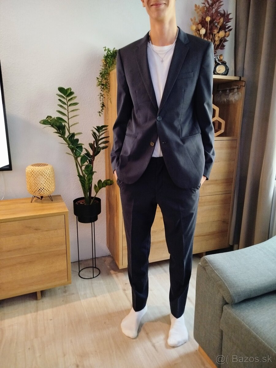 Modrý oblek HUGO BOSS pc:249€