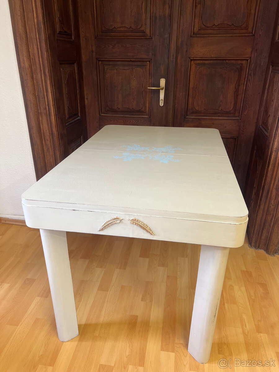 Renovovaný drevený rozkladací jedálenský stôl