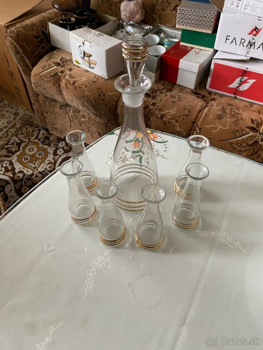 Karafa + malé poháriky