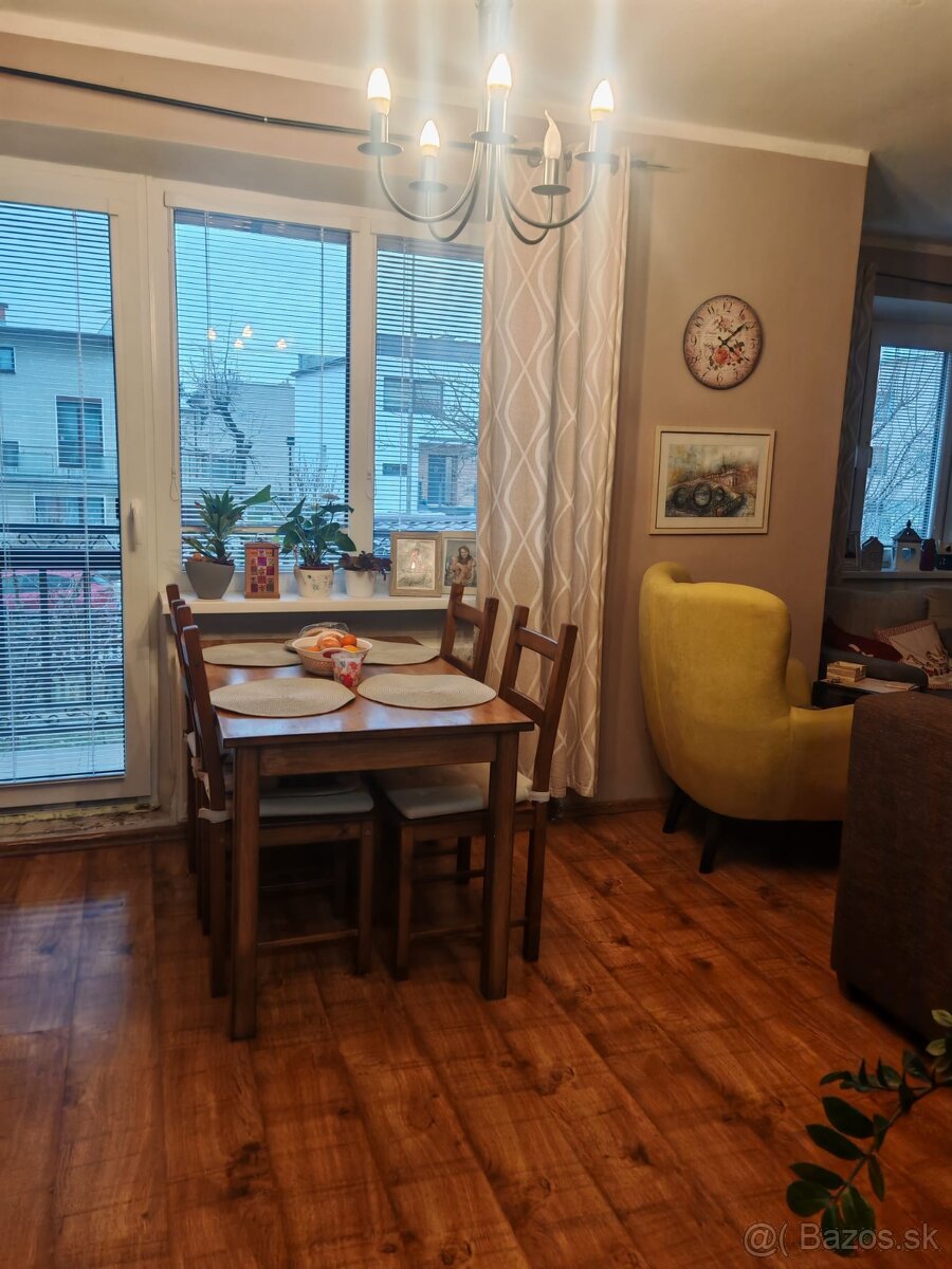 Predám kuchynský stôl