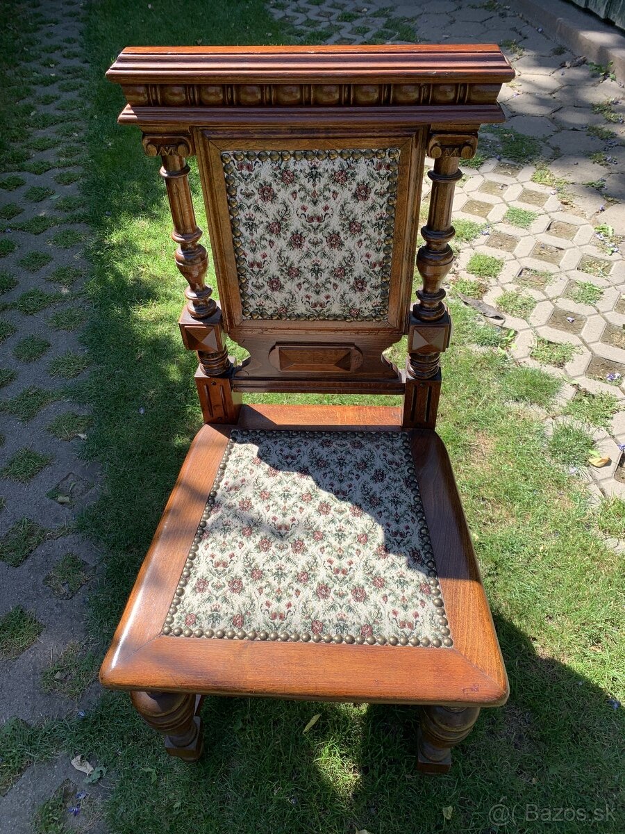 starožitné stoličky (suma v texte)