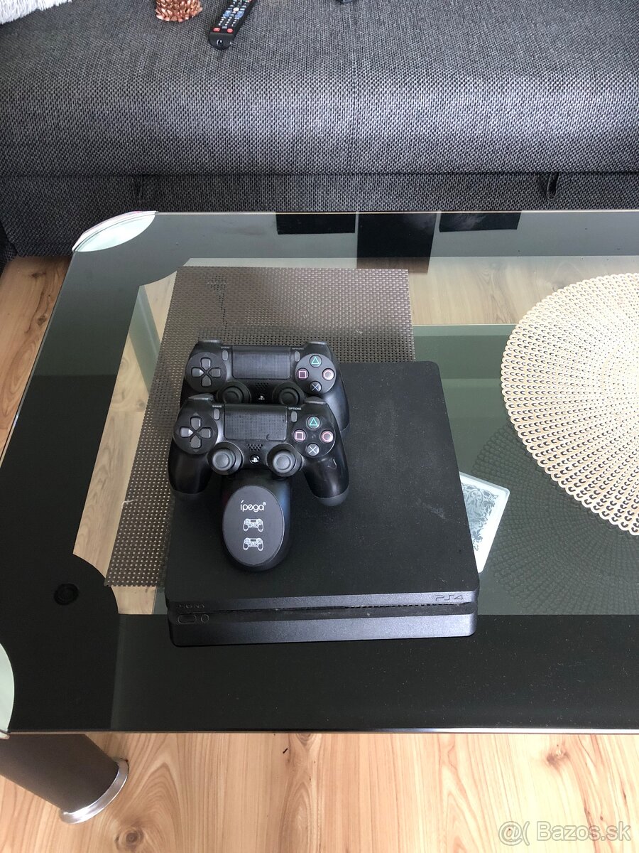 Playstation 4 dva dualshock4 ovladače a hry v cene