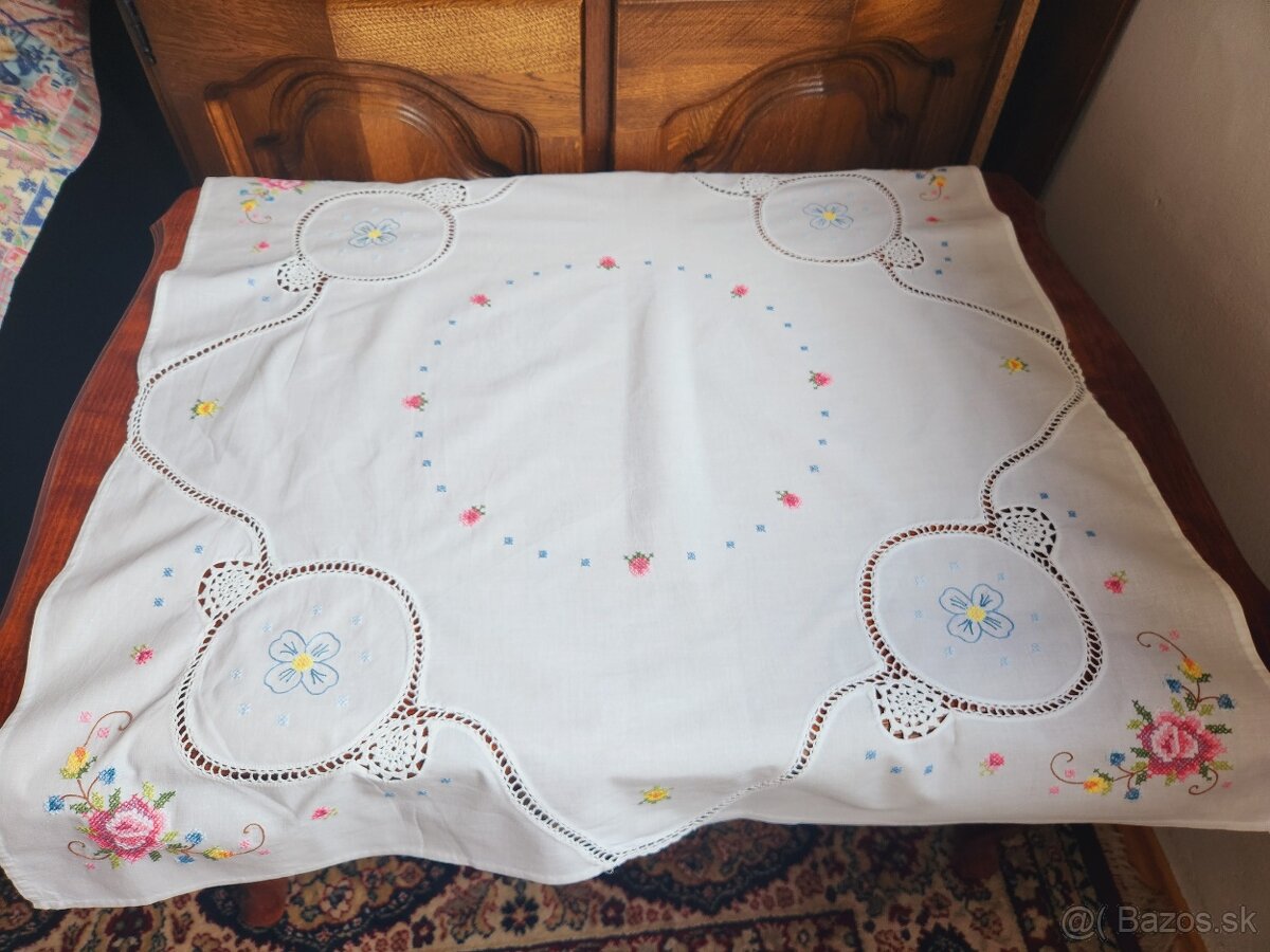 Krásny biely obrus zdobený ružami s háčkovanými vsadmi 80x80