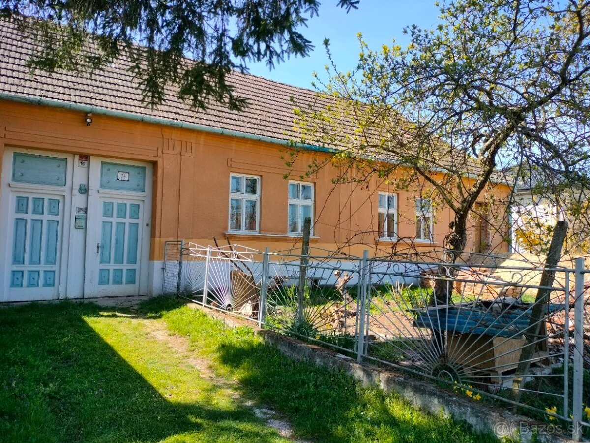 PREDAJ: Starší vidiecky dom s veľkým pozemkom a vínnou pivni