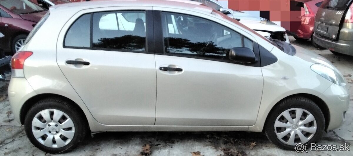 Toyota Yaris 1.3 VVTI 2010 predám PIATE DVERE, ZADNÝ NÁRAZNÍ