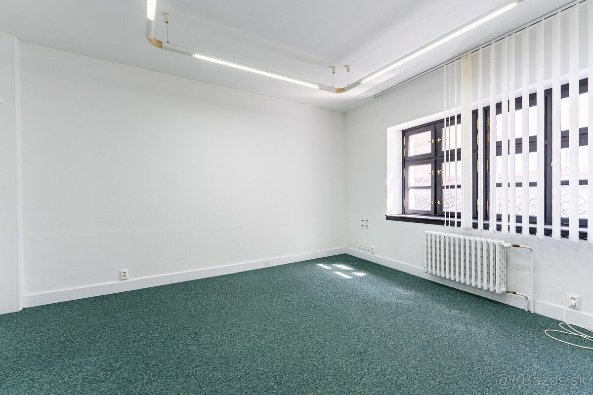 Priestory na pešej zóne v krásnej historickej budove, Michal