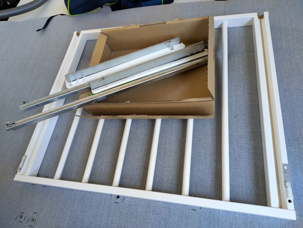 Vytahovaci vesiak na nohavice - ikea system PAX