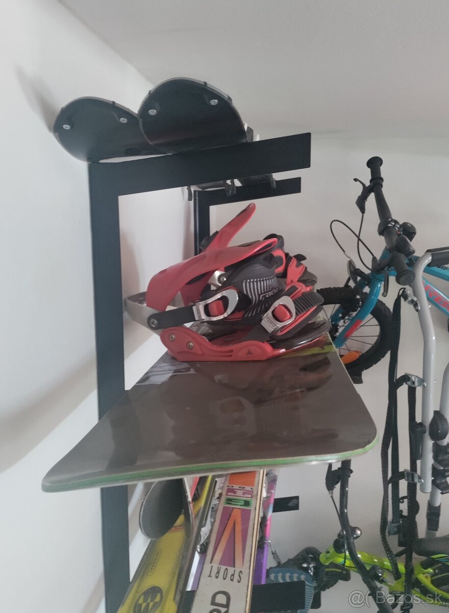 Stojan na lyže a snowboardy