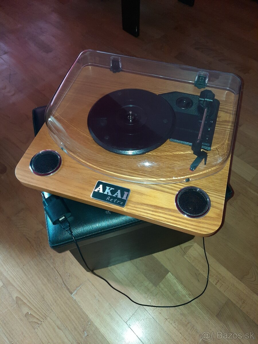 Akai ATT‑11BTN – retro automatický gramofón hnedý