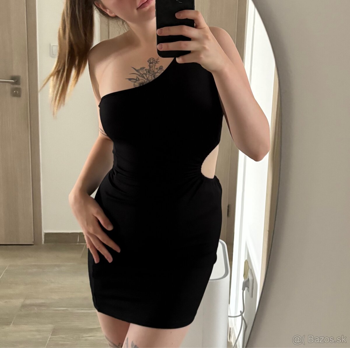 Predám sexi obtiahnuté čierne minišaty