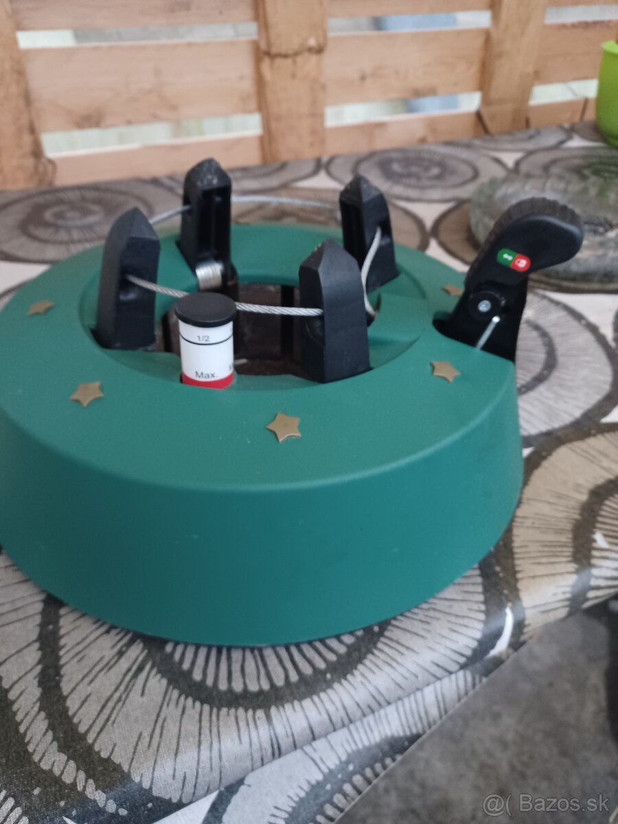 Stojan na vianocný stromcek z vodou