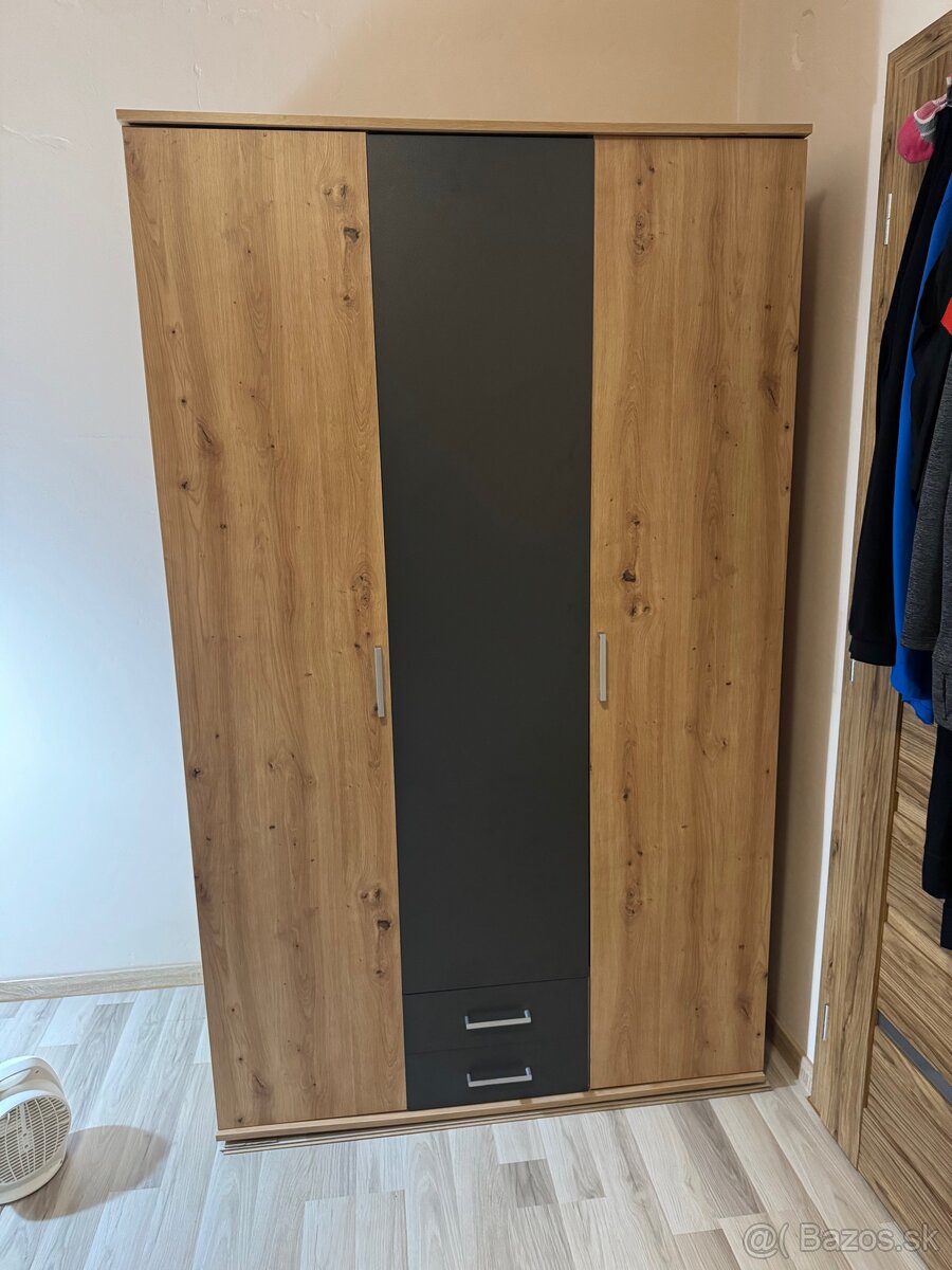 Šatníková skriňa