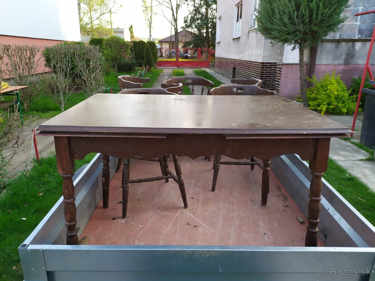 Stôl so šiestimi stoličkami