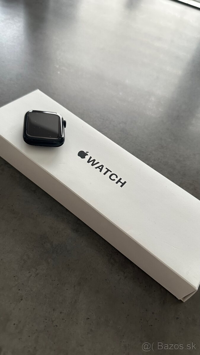 Apple Watch SE 2. generácia 44mm Midnight