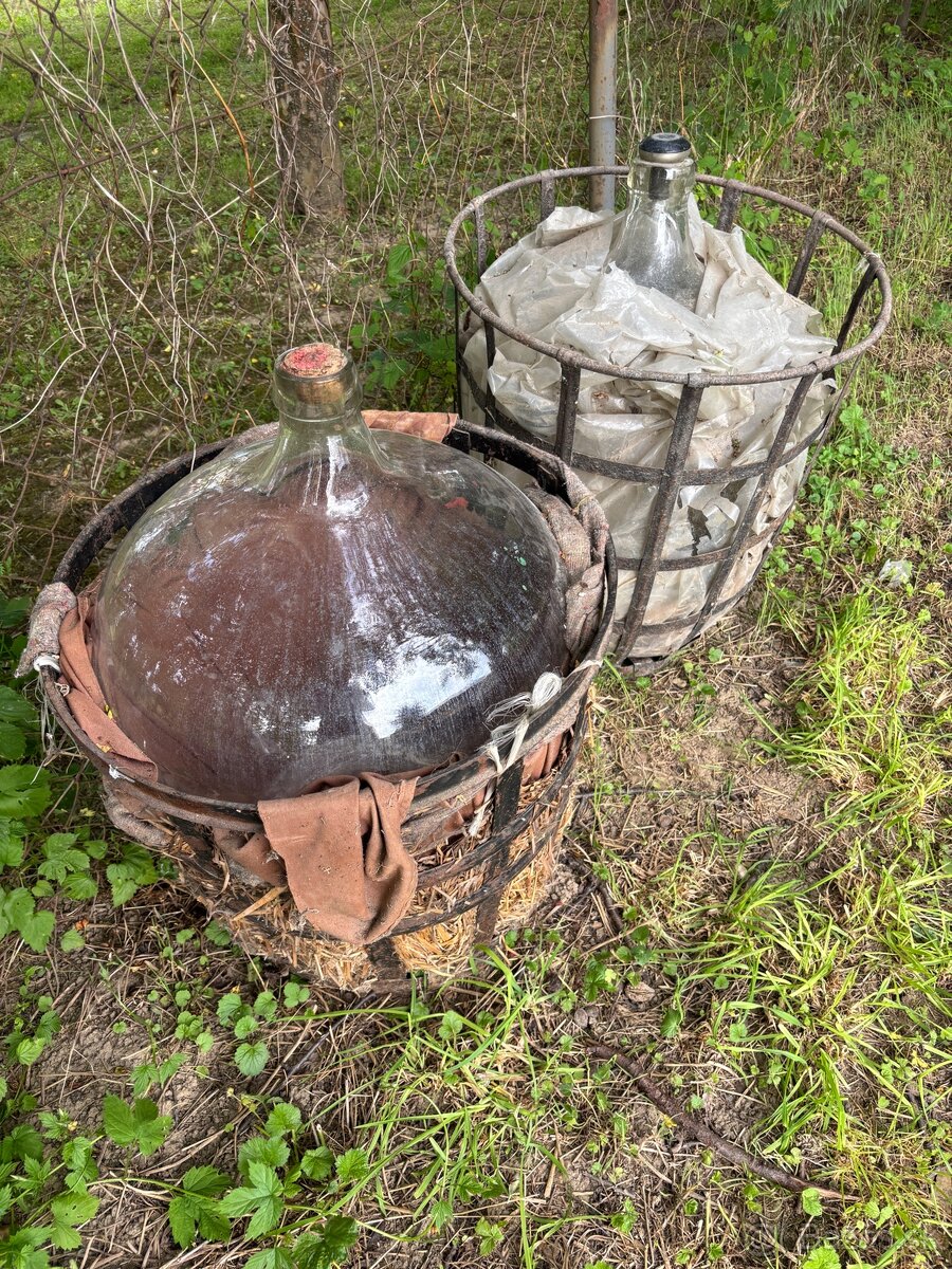 Predám 2ks - 50 litrové sklenené demižony s košom