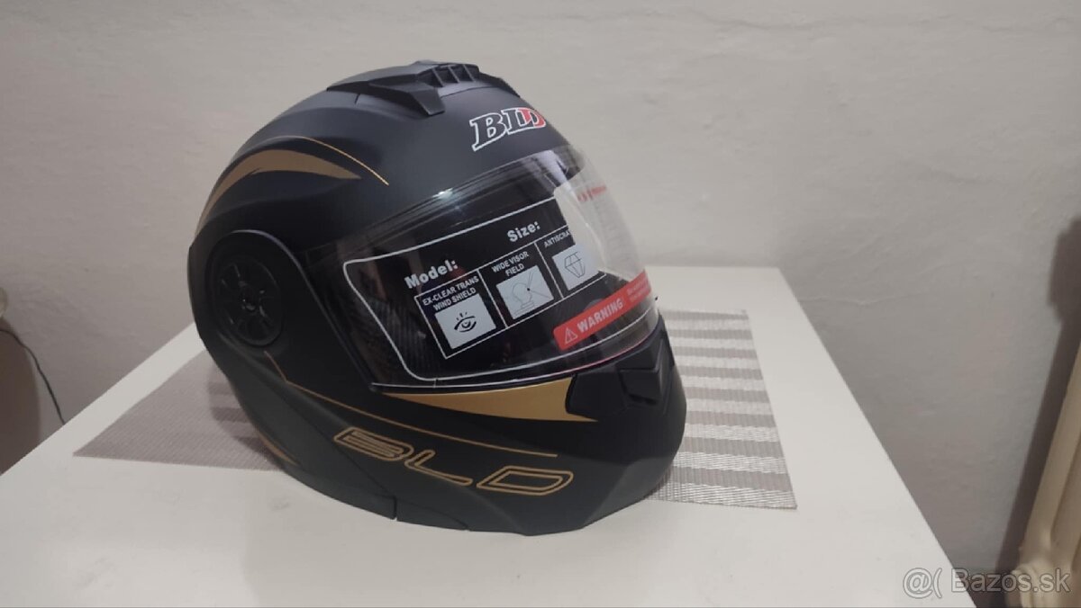 Nová vyklápacia prilba