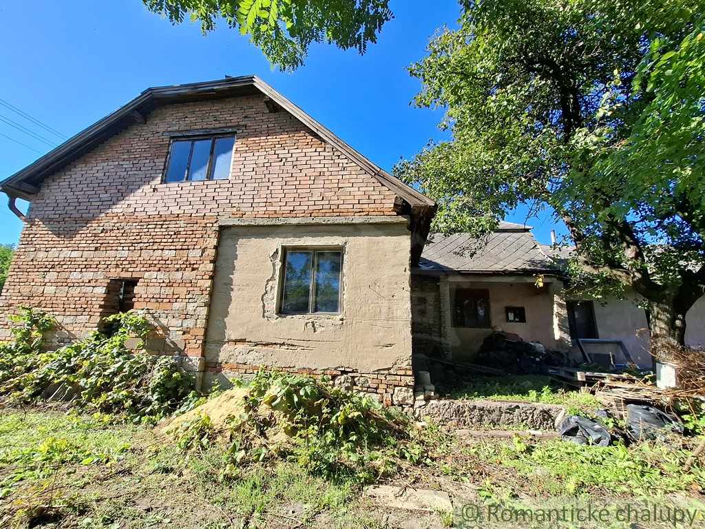 Rozostavaný rodinný dom s veľkým pozemkom v podunajskej ob