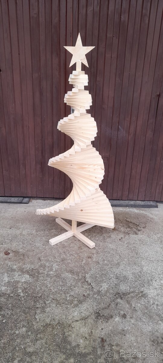 Drevený vianočný stromček