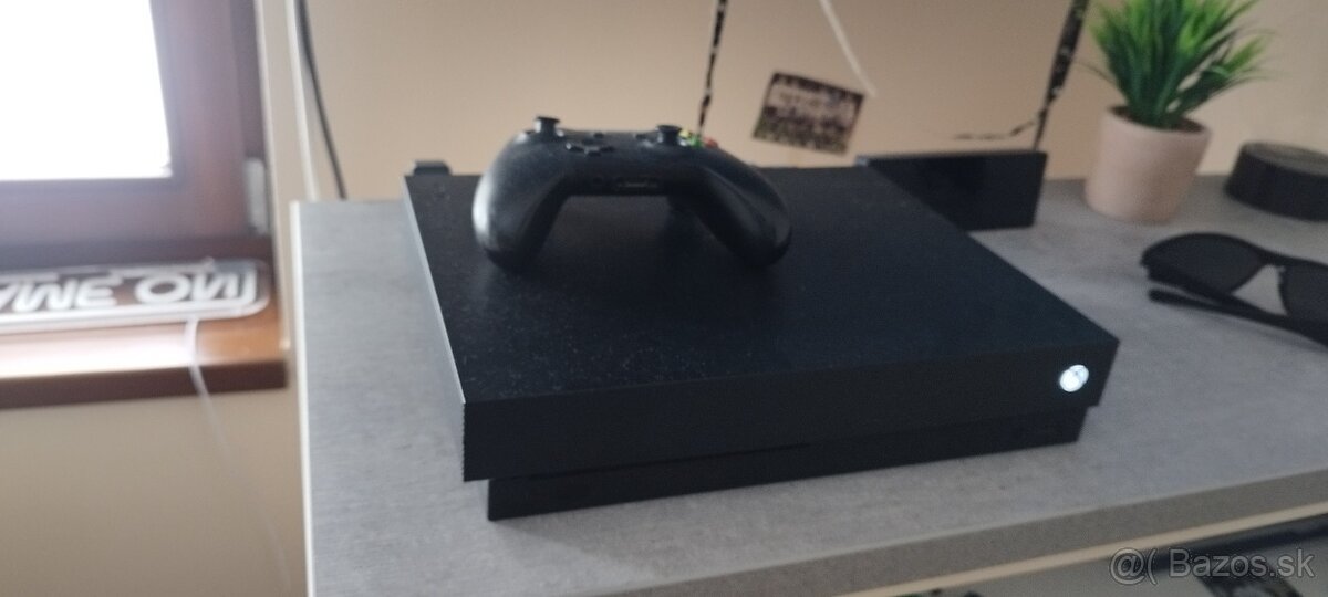 Xbox one x 1TB, + hry