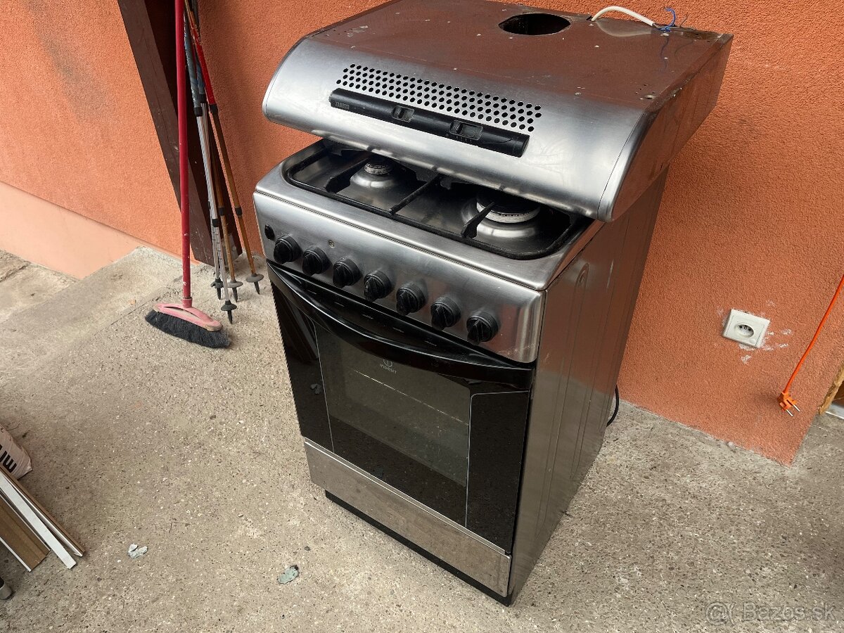 Šporak Indesit + digestor Zanussi