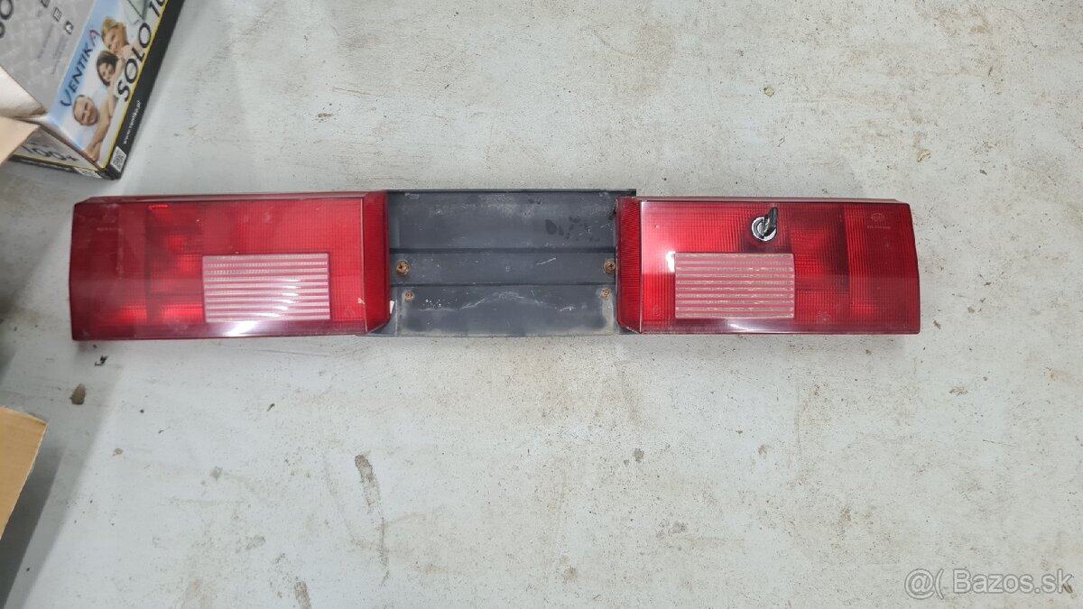 Zadne svetla audi 80 B3