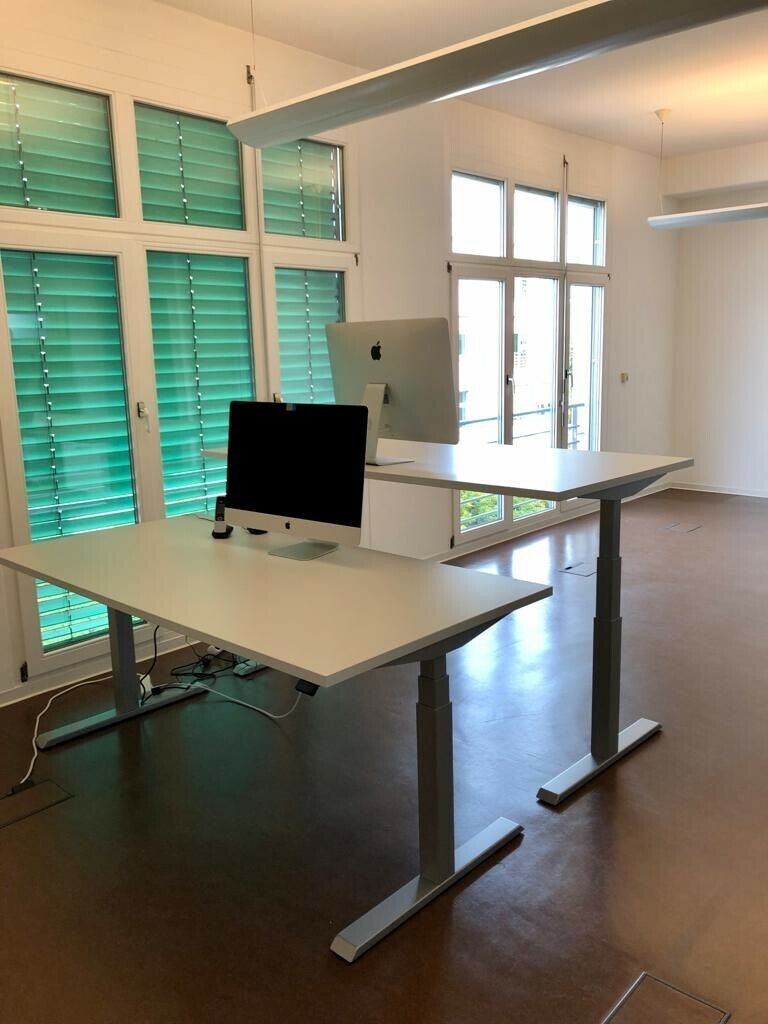 Kompletné kancelárske zariadenie v svetlošedej farbe (ako no