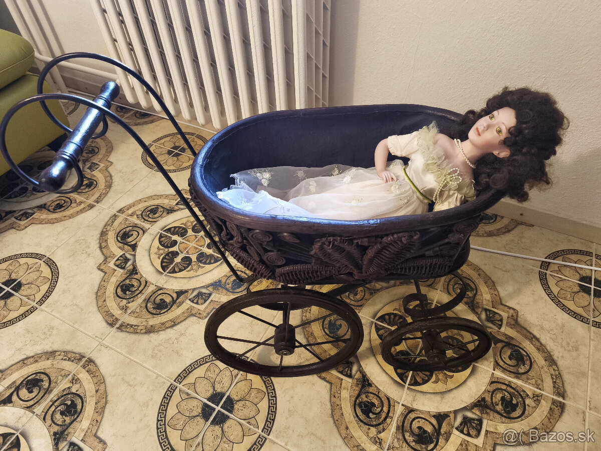 Starožitný kočík s bábikou